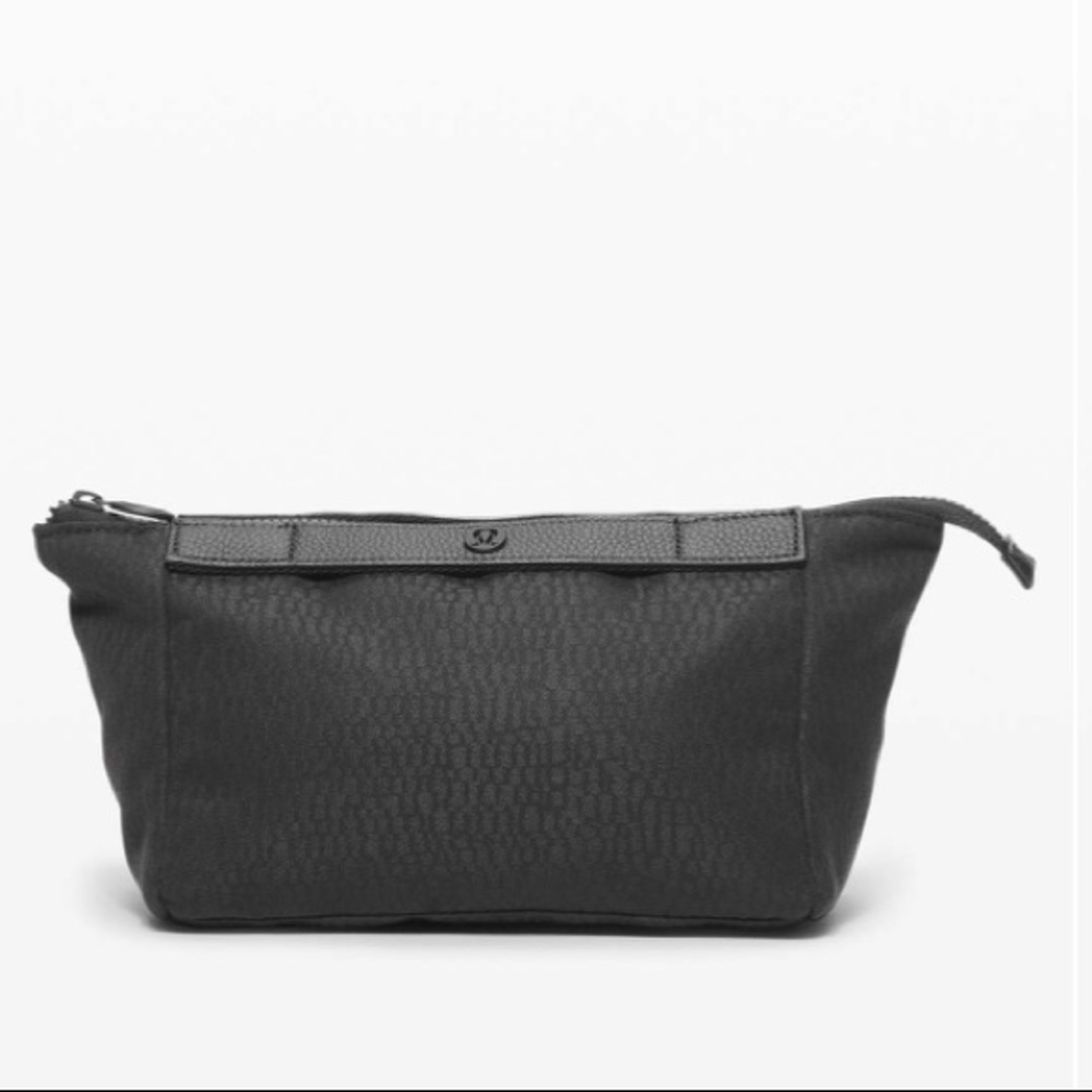 Lululemon NWT minimalist Travel Easy Kit/bag with genuine pebbled leather